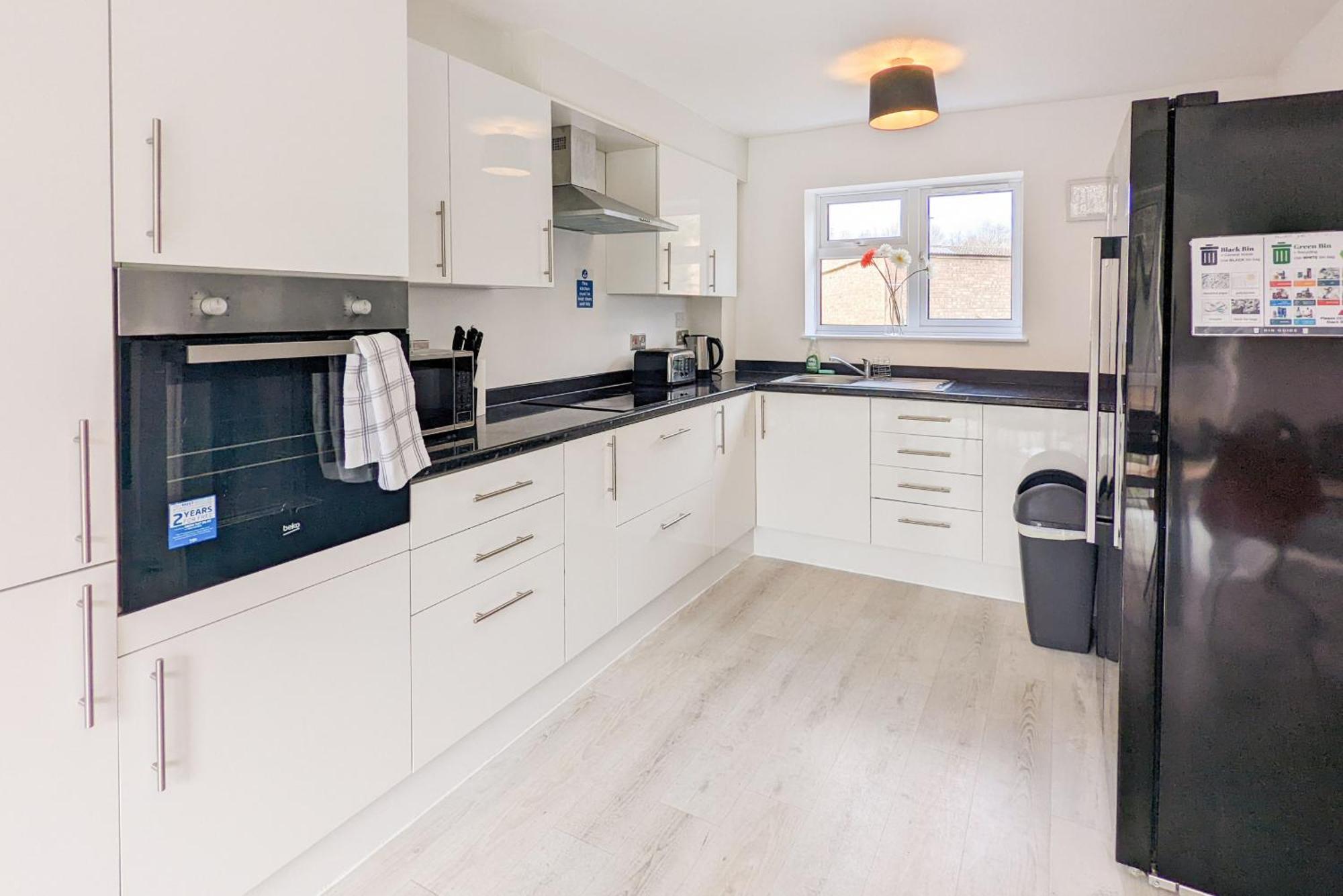 5-Bedroom Contractor House With 10 Beds Free Parking And Free Wifi - Outfield Homes By Your Lettings Short Lets & Serviced Accommodation 피터버러 외부 사진
