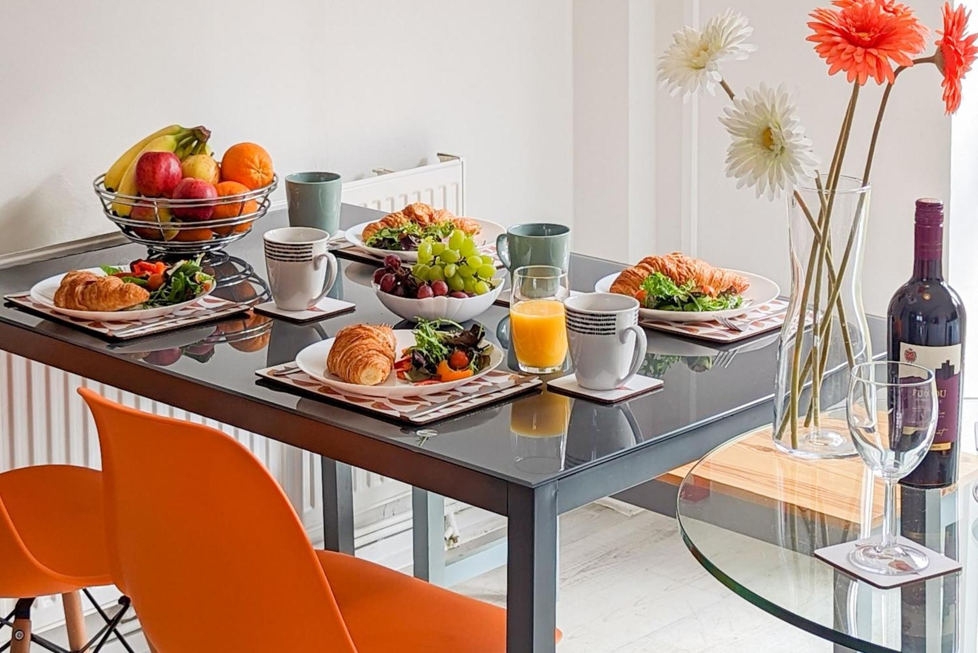 5-Bedroom Contractor House With 10 Beds Free Parking And Free Wifi - Outfield Homes By Your Lettings Short Lets & Serviced Accommodation 피터버러 외부 사진